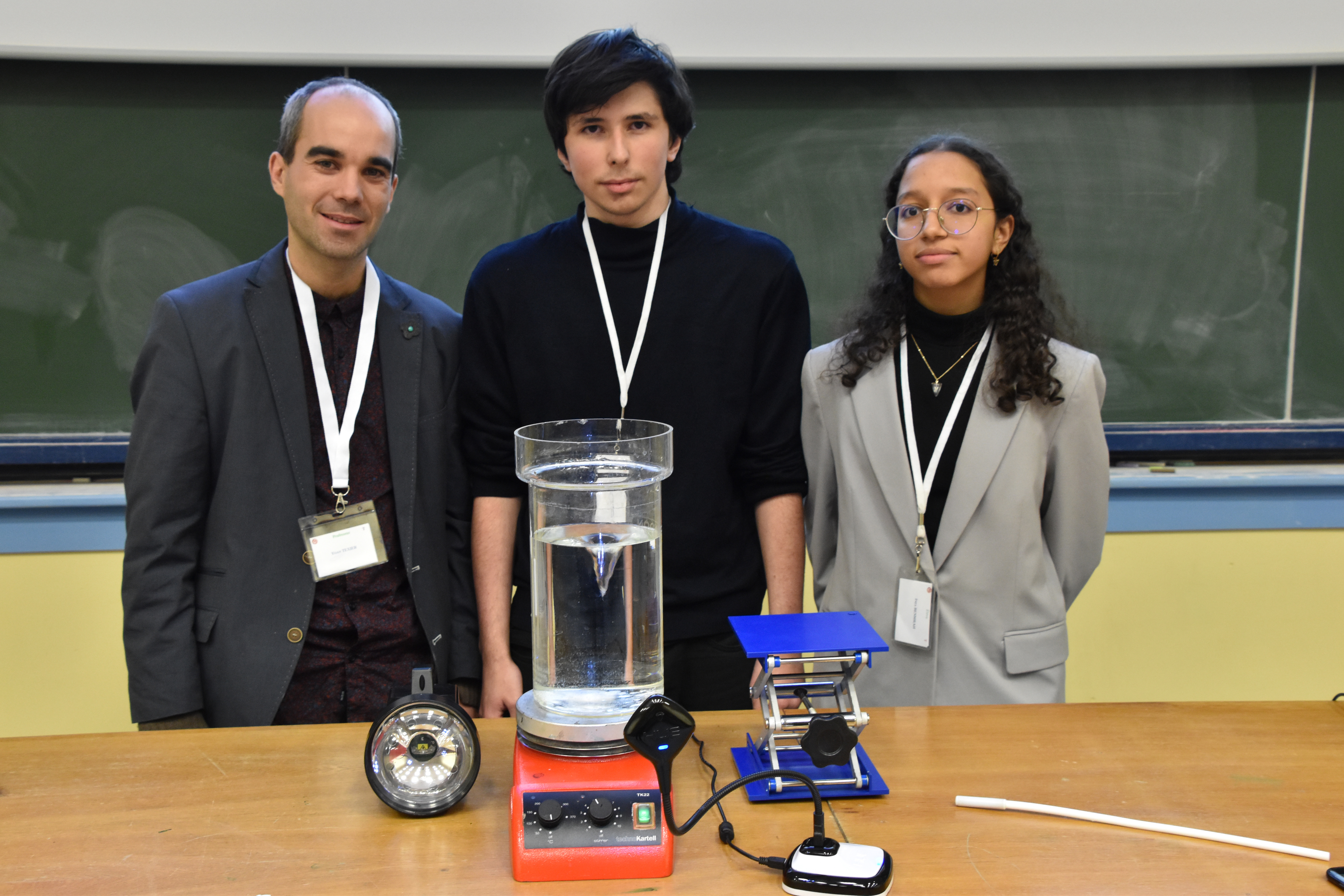 30-CN-eq-T-Catastrophe-dans-le-becher-le-vortex-ne-sait-plus-ou-donner-de-la-tete.63e0108328b45.jpg