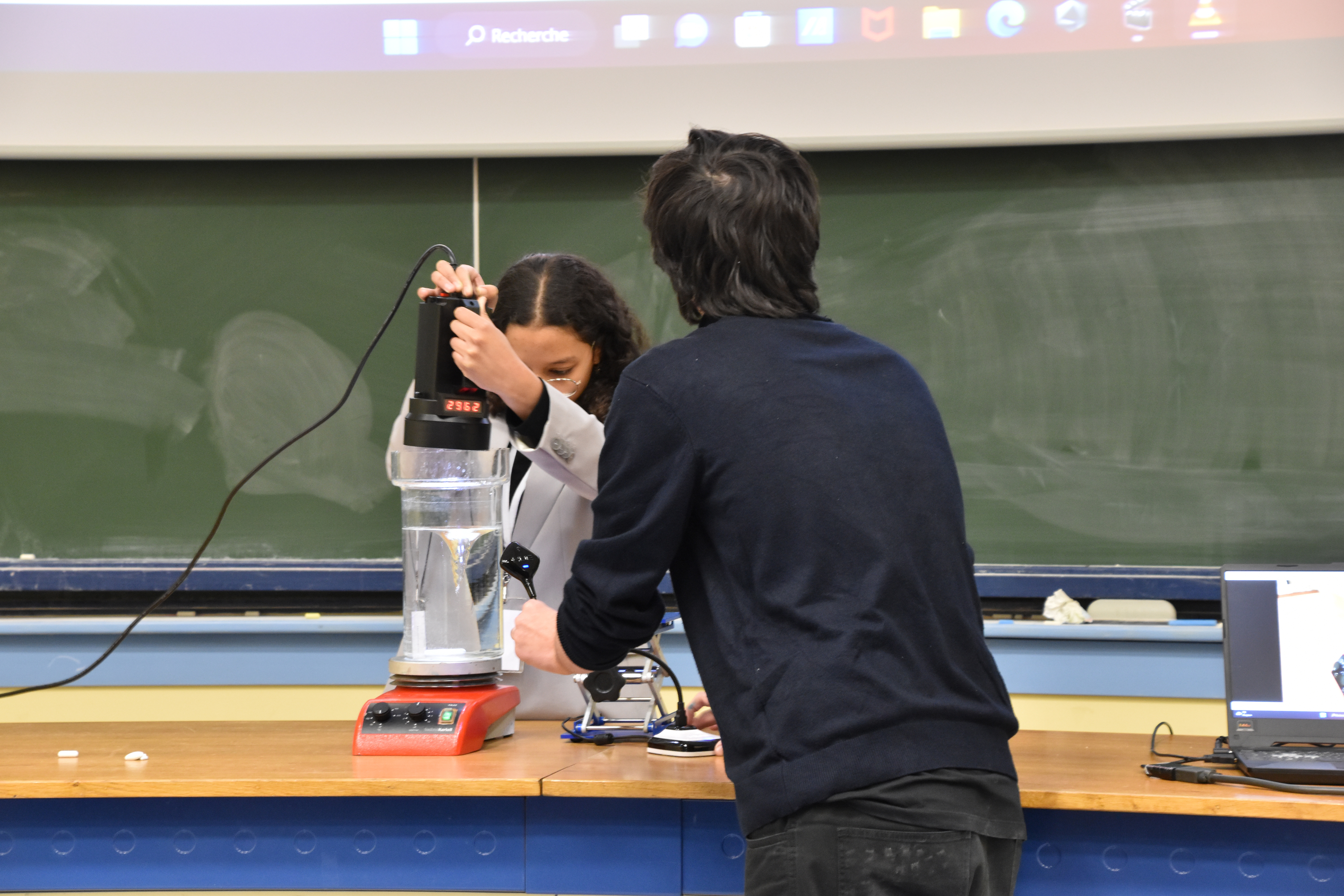 30-CN-eq-T-Catastrophe-dans-le-becher-le-vortex-ne-sait-plus-ou-donner-de-la-tete.63e01084408ad.jpg