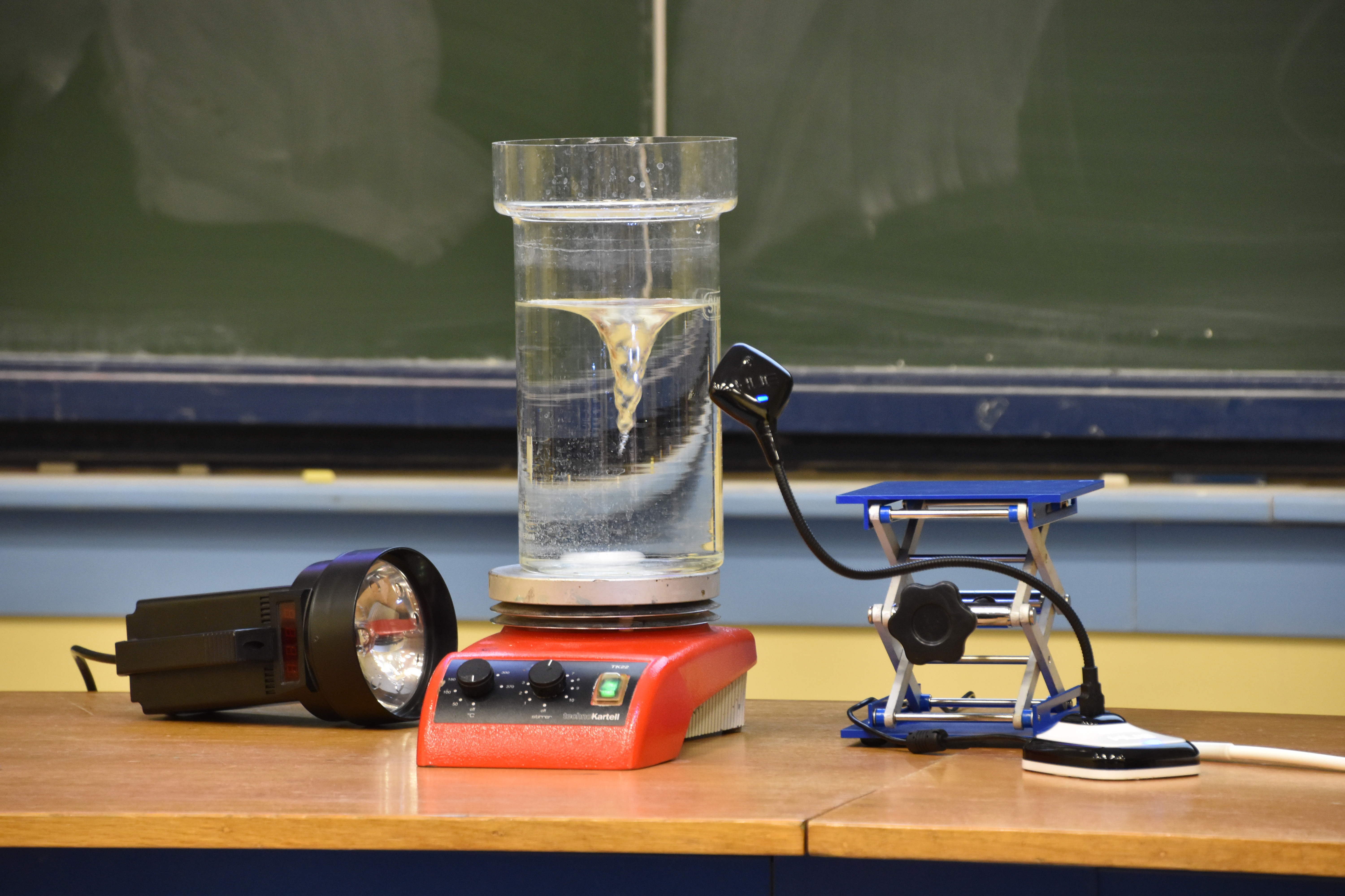 30-CN-eq-T-Catastrophe-dans-le-becher-le-vortex-ne-sait-plus-ou-donner-de-la-tete.63e010867db1f.jpg